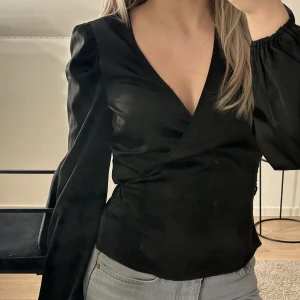 Svart blus  - Jätte fin svart blus från bikbok, silkes tyg. Använd en gång annars i bra skick. 