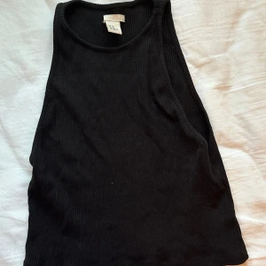 svart topp - topp i nöstan nytt skick