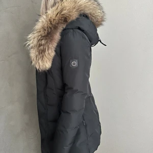 Hollies jacka - Hollies jacka i storlek 34, en längre model. Jackan är i väldigt bra skick.  Skriv för fler bilder. (Äkta päls)