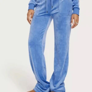 Juicy byxor  - Repost för att jag sänker priset 💞🤍 420:- för byxorna. Har Även koftan 500:- . VID DISKUSSION ÖVER PRIS HÖR AV ER! Köp sker via köp nu. Köpta för 2200kr tillsammans. 