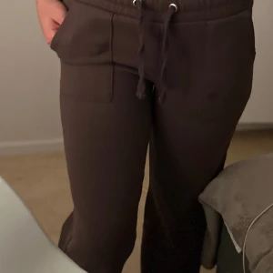 Byxor med ficka bak - Storlek XS Finns även i vit& grå. 