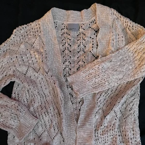 vero moda kofta - inte min stil så säljer den 💗 stl S