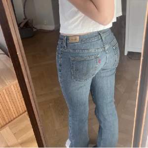 Så snygga lågmidjade Bootcut jeans från Levis, köpte här på plick men säljer pågrund av att dem tyvärr var för stora för mig💕Tryck på köp nu knappen om du vill köpa! 