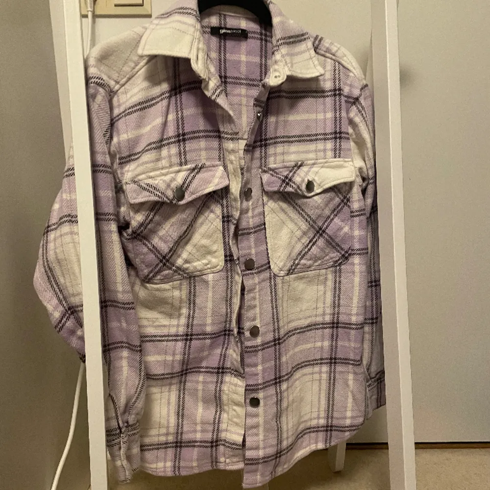 Skjort jacka från Gina i storlek XS, skulle säga att den e lite oversized. Jackor.