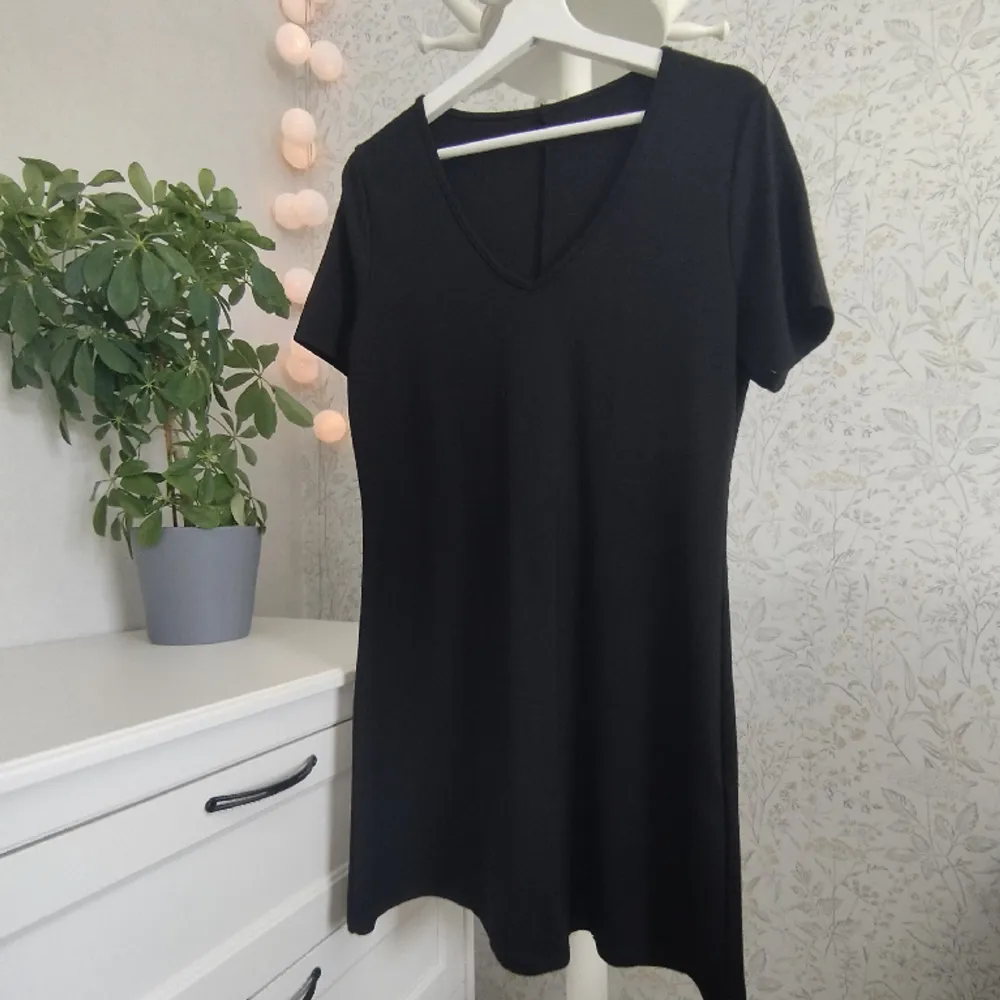 Enkel svart klänning från Trendyol i storlek XXL. Väldigt tight, så hade defenitivt sagt att den passar en XL bättre, möjligen L. (Aldrig använd) . Klänningar.