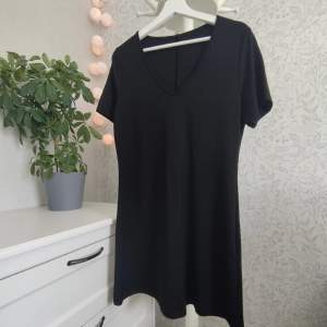 Enkel svart klänning från Trendyol i storlek XXL. Väldigt tight, så hade defenitivt sagt att den passar en XL bättre, möjligen L. (Aldrig använd) 