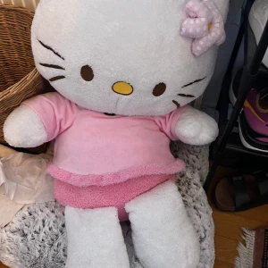 Hello Kitty  - Hejsan har denna stora hello Kitty gosedjuret jag skulle vilja bli av med för jag har ingen plats för den, ren o fin🥰 