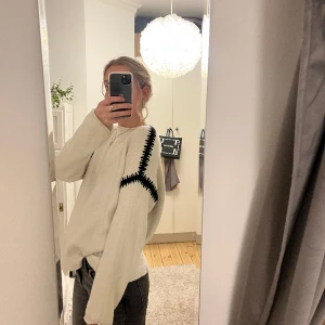 stickad svart och vit tröja från zara  - stickad vit tröja med svarta sömmar från zara🫶🫶 supersnygg och mysig till vintern!