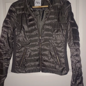 Jättefin jacka från ZARA  - Jättefin jacka från ZARA Butik str.156/164. Mörk grå. Välkommen