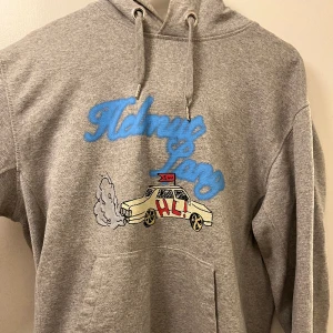 Helmut Lang hoodie - Otroligt skön hoodie från Helmut Lang. Går ej att få tag i längre då den såldes för väldigt många kollektioner sedan. Använd få gånger. Den är i storlek M men passar även L. Väldigt bra skick.