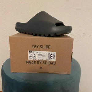 Yeezy slides - Yeezy slides helt nya med tags i färgen slate grey! Strl 44,5 passar 43-44. 600kr (nypris 749kr)
