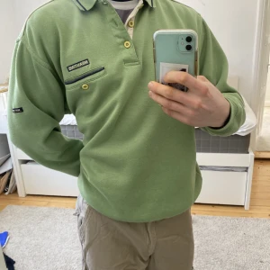 Tröja vintage  - Äldre tröja från Meantime Menswear. Logga på bröstet och armen med blå rand på kragen. Snygg färg och bra  passform, men är nopprig. Därav priset. 