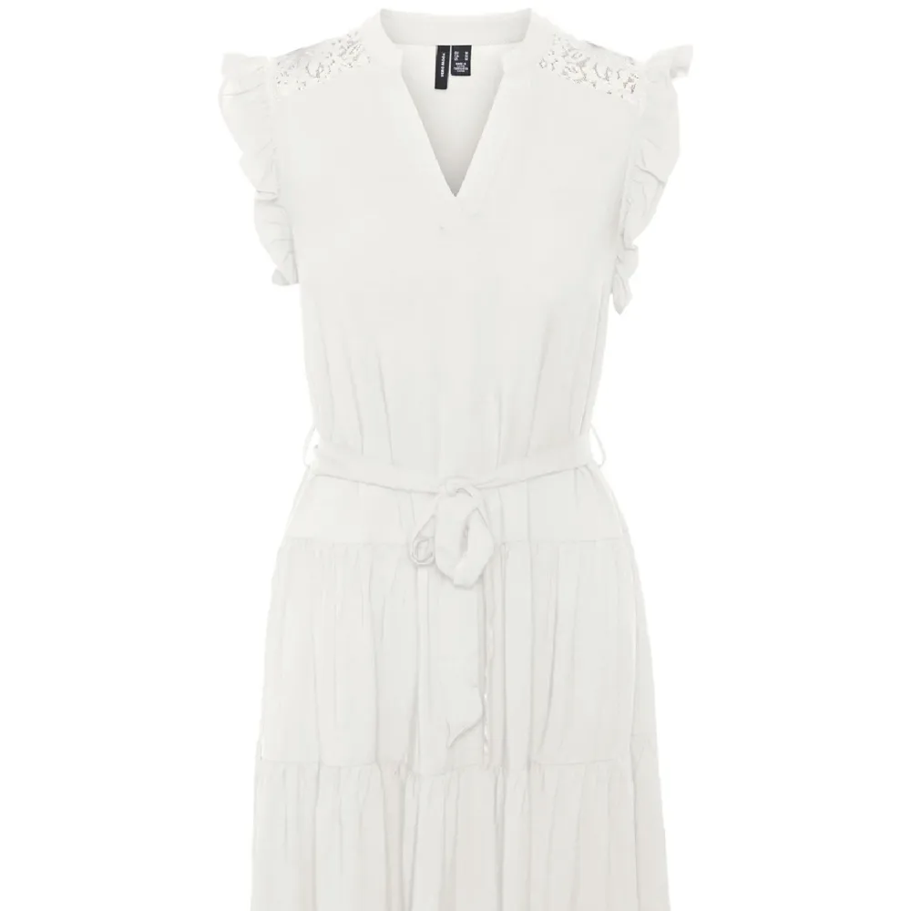 Helt oanvänd vit klänning från Vero Moda. Tillhörande vitt ”skärp” . Klänningar.