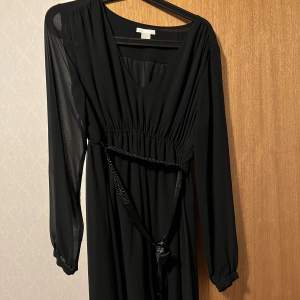 Mamma klänning från H&M i storlek M. Klänning är i god skick, har används bara vid ett tillfälle 