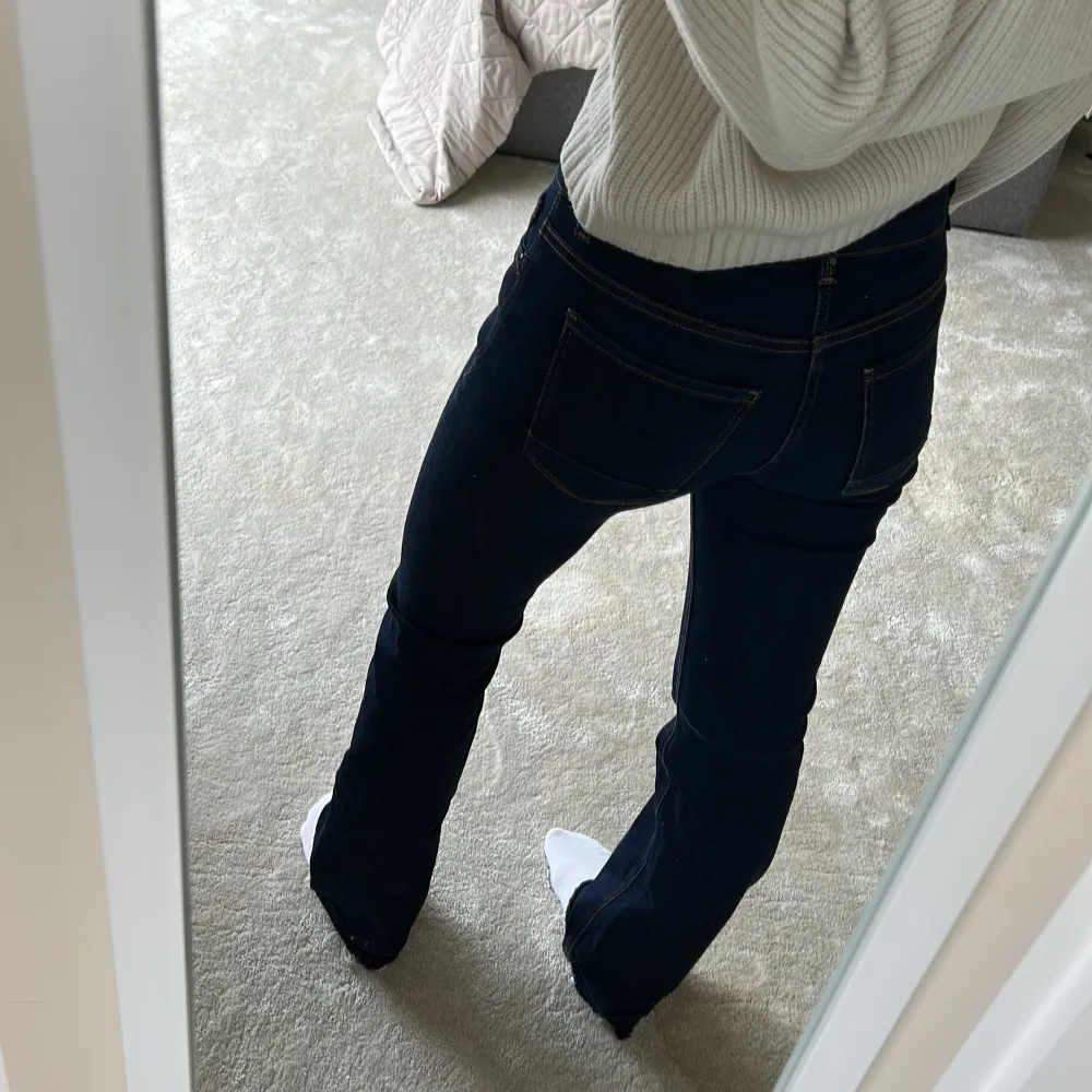 Supersnygga jeans från esprit, jag har sprättat upp dom där nere så att de blev längre och för att jag tycker att de blir snyggt💕. Jeans & Byxor.