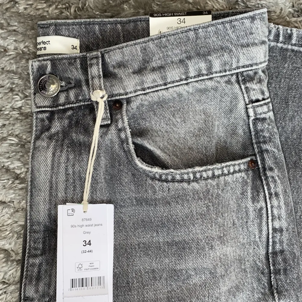 Säljer dessa helt nya jeans ifrån Gina tricot med prislapp kvar. Endast provade på. Modellen heter 90s high waist jeans, storlek 34. Superfina men säljer då dom tyvärr inte kommit till användning. Nypris 599kr. Jeans & Byxor.