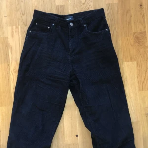 Byxor manchester  - Sköna byxor i manchester! Nyskick, endast använda en gång! De har inte kommit till användning, upplevs lite större än storleken säger. Köpta för 600kr