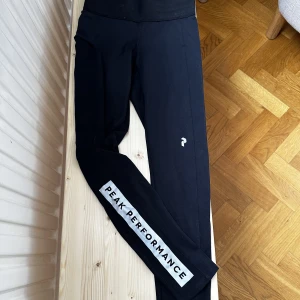 Träningsbyxor  - Svarta träningsbyxor från PeakPerformance i storlek xs. Använt fåtal gånger. Skriv för fler bilder:) ( pris kan diskuteras ) 