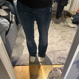 Lågmidjade jeans - Säljer dessa lågmidjade jeans med coola framfickor. Det är en gammal modell från Zara som inte säljs längre. 
