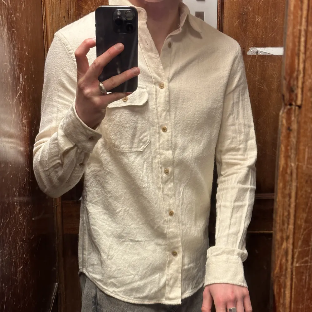 Ljusbeige skjorta från zara, perfekt för sommaren. Inte riktigt linne, men sjukt skönt material perfekt för sommaren. Knappt använd. Jag är ca 175cm lång. Storlek small. Skjortor.