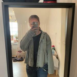 Super fin grön jeans jacka från zara, perfekt nu till våren. Köpt för ca 1 år sedan i Göteborg. Inga defekter eller liknande. Använd 1-2 gånger. Jackan är S men passar mig som är XS bra