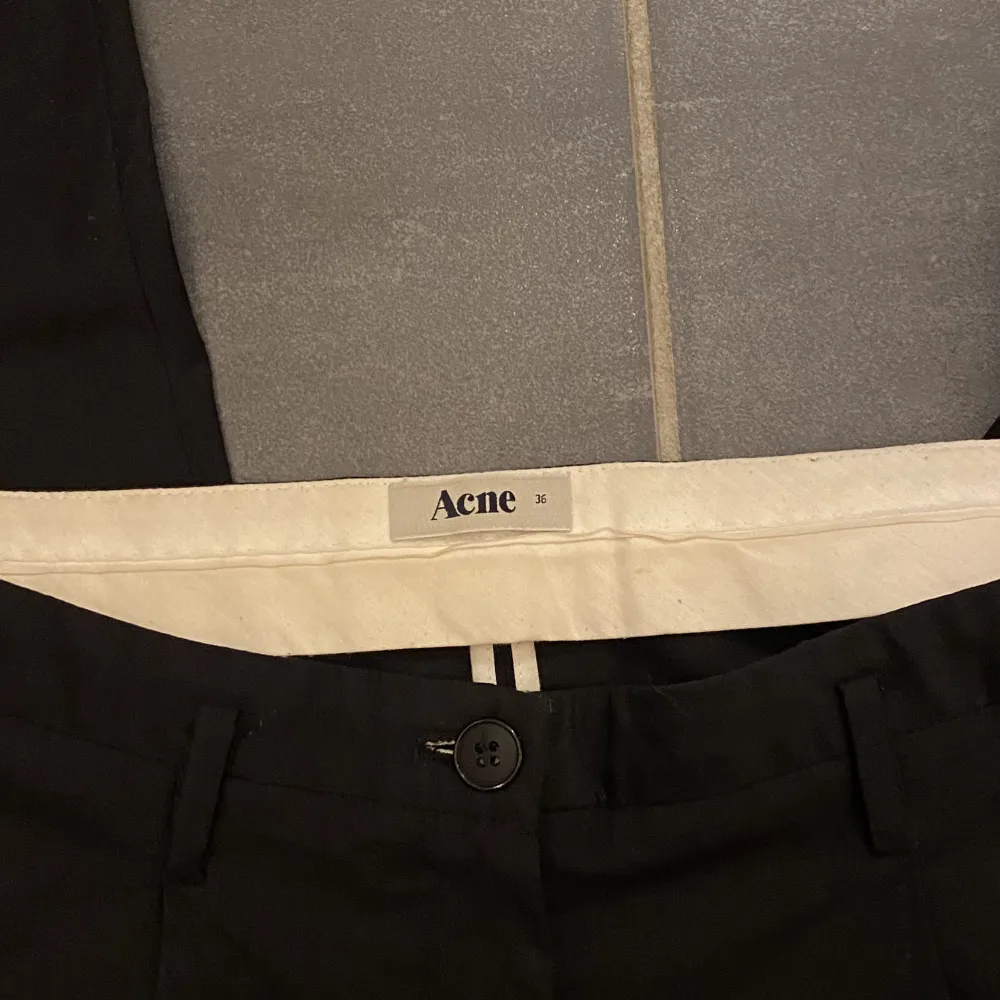 Kostymbyxor från Acne Studios, rätt så raka  i modellen, har ingen bild på de är för tighta runt låren för mig  ♠️ superbra skick och väldigt lite använda, 500kr +frakt . Jeans & Byxor.