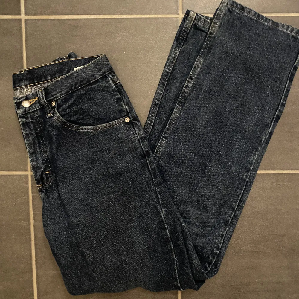 Wrangler jeans i modellen ”relaxed fit” som är suuupersköna men inte kommer till användning eftersom de är lite långa på mig (167 cm) köpta på beyond retro men i fint skick 💕. Jeans & Byxor.