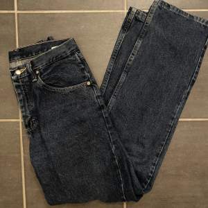 Wrangler jeans i modellen ”relaxed fit” som är suuupersköna men inte kommer till användning eftersom de är lite långa på mig (167 cm) köpta på beyond retro men i fint skick 💕