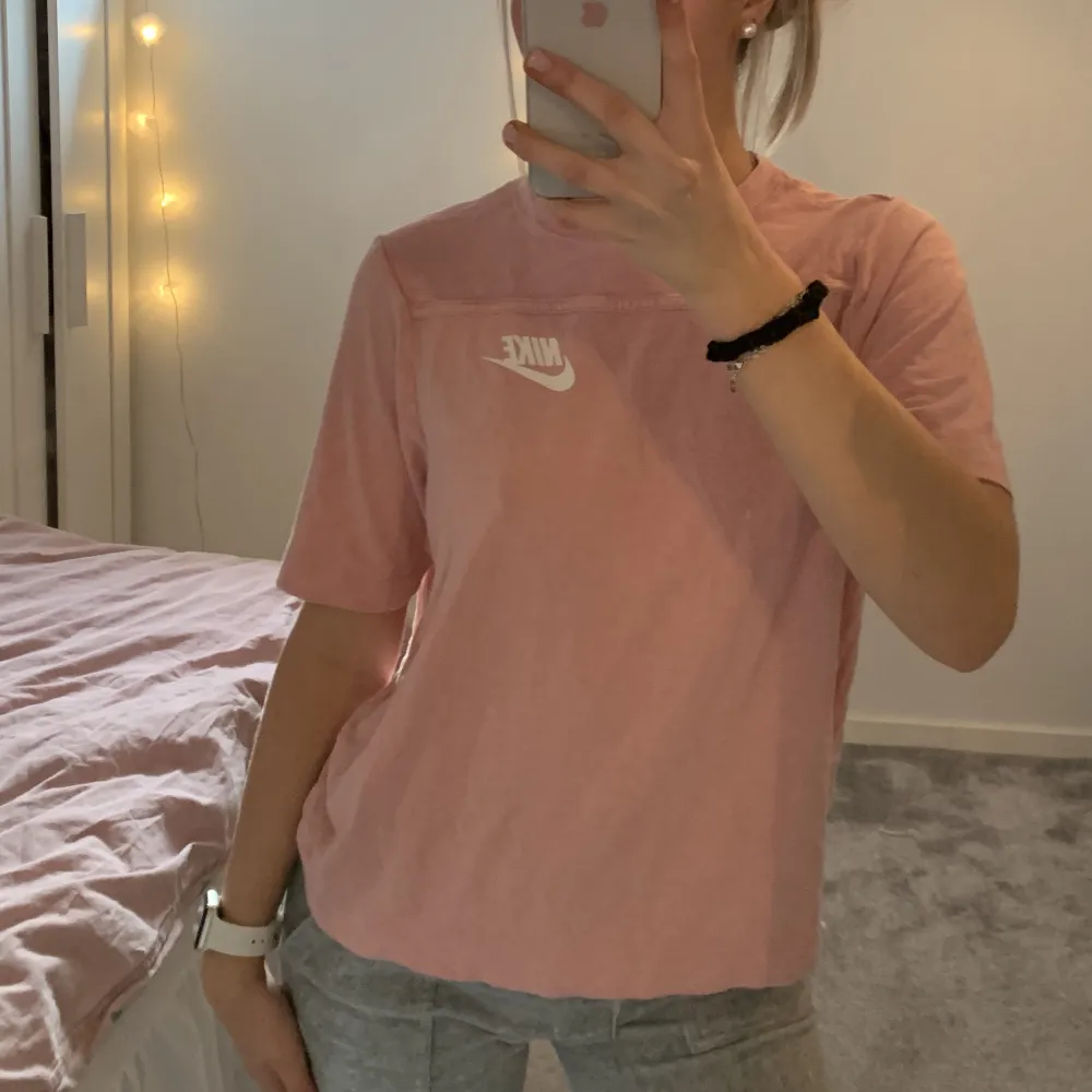 Superhärlig rosa Nike T-shirt. Perfekt till gymmet eller till ett par jeans! 💗🌸. T-shirts.