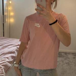 Superhärlig rosa Nike T-shirt. Perfekt till gymmet eller till ett par jeans! 💗🌸