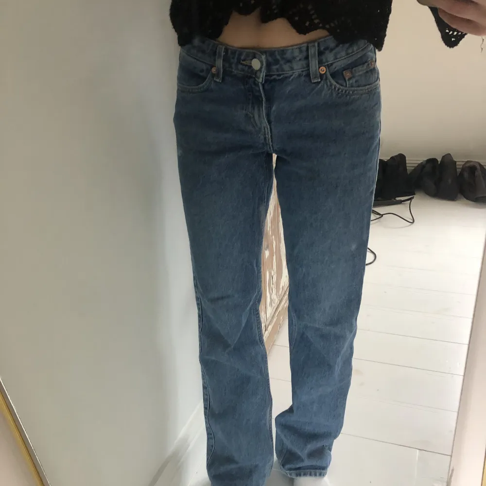 Säljer dessa jeans från weekday i modellen arrow, de är i storlek 26/32. Säljer för 250kr + frakt (66kr)💓. Jeans & Byxor.