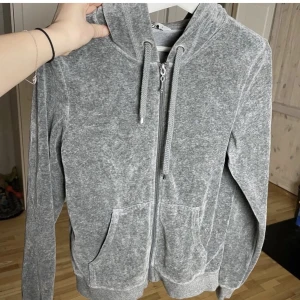 Cubus velour grå kofta - En superfin grå kofta från Cubus. Liknar lite Juicy Couture. Är i jättefint skick, bara lite missfärgad på dragkedjan. Är i storleken XS. Nypris:250kr.  Köparen står för frakten ❤️