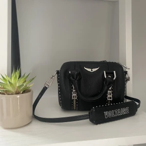 Zadig Sunny Nano Studs Bag - Kollar intresset på min Zadig väska. Inköpt för 1 år sen och knappt använd. Inga defekter - den är som ny! Nypris är 2900kr. Kom med bud!!