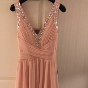 Balklänning - Min gammla balklänning. Jättefin, bekväm och lång. 