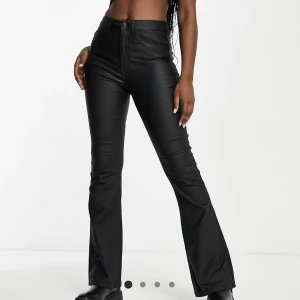 Skinnbyxor - Säljer mina jättesnygga stretchiga skinnbyxor från asos som köptes för 500kr då dom är lite för långa på mig som är 154cm.❤️