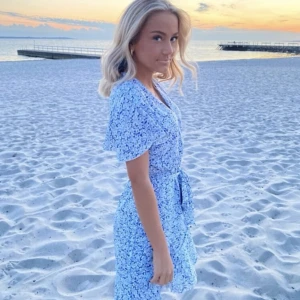 Sommar klänning - Super fin blå klänning! Kommer tyvärr inte till användning💗