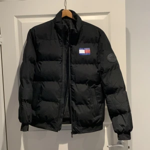 Tommy Hilfiger jacka - Vår/höst jacka, funkar även under vintern.