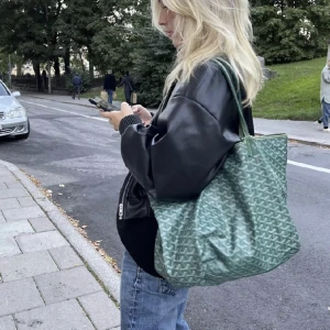 Skinnjacka Zara - Jättefin trendig skinnjacka! Älskar den men kommer inte till användning. Bra skick💕💕 Köp direkt för 600kr! 