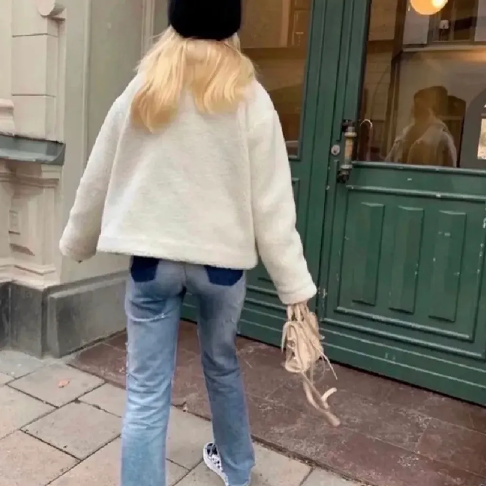 Funderar på att sälja dessa supersnygga jeans från acne då jag inte använder dem så mycket! Säljer ändade för bra bud💕 stolek 25/32 men passar mig bra på mig som vanligtvis har 26elr27/32❤️‍🩹 Säljer för 1200 köptes för 3000 och går knappt att få tag på nya🙏🏽. Jeans & Byxor.