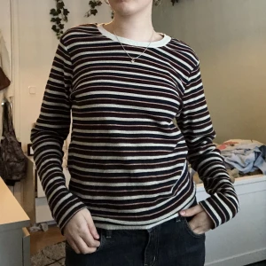 Randig långärmad tröja - Super söt långärmad, glittrig tröja. Har ingen lapp så vet inte storlek eller märke men passar xs/s/m💘