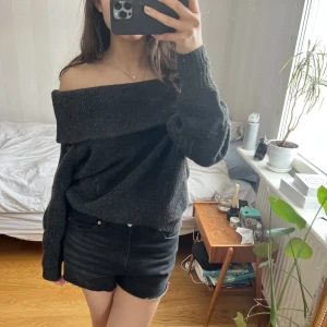 Stickad tröja H&M - Grå stickad off shoulder tröja från hm i storlek XS, använd fåtal gånger💓