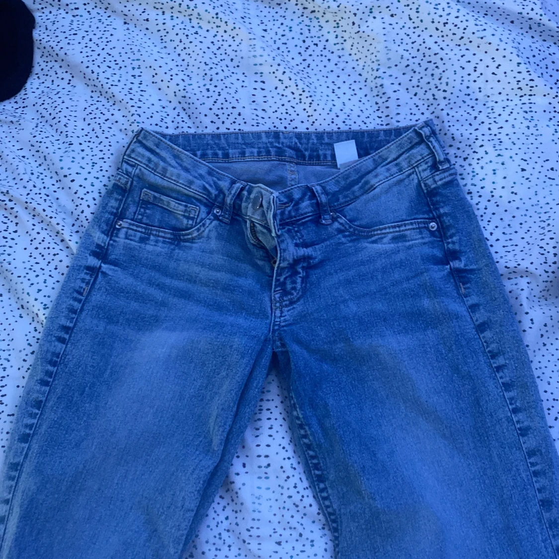 blåa lågmidjade jeans