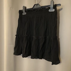 Kort kjol - En kort svart kjol jättefin till sommaren 