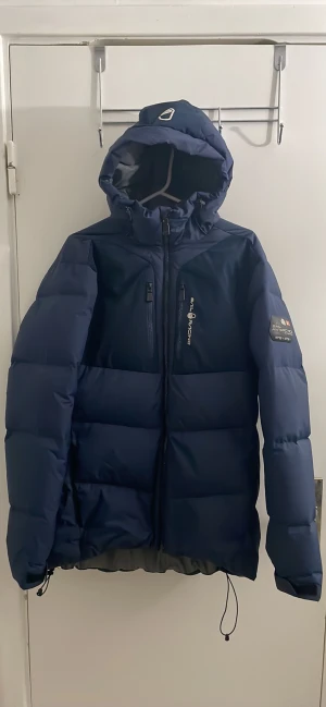 Sail racing patrol down jacket - Hej, Nu är det så att jag säljer min sail racing jacka eftersom jag har en ny jacka och inte använder den längre, jackan är i storlek M