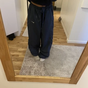 nike parachute pants  - As snygga byxor, skriv om du är intresserad 💕