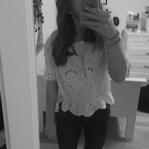 Topp - Superfin topp från zara, köpt förra sommaren men inte kommit till användning!🫶🏻⭐️💘 (köpare står själv för frakten) 200kr utan frakt!😻