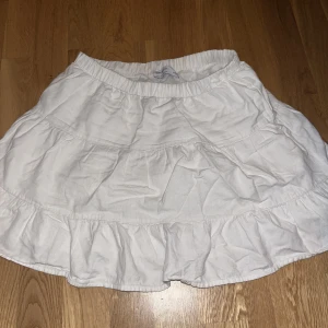 sommar kjol - Jätte fin och söt kjol från bershka. Har används 1-2 gånger då den inte passade mig. Så fin och det står s men skulle lika gärna passa på en M. 