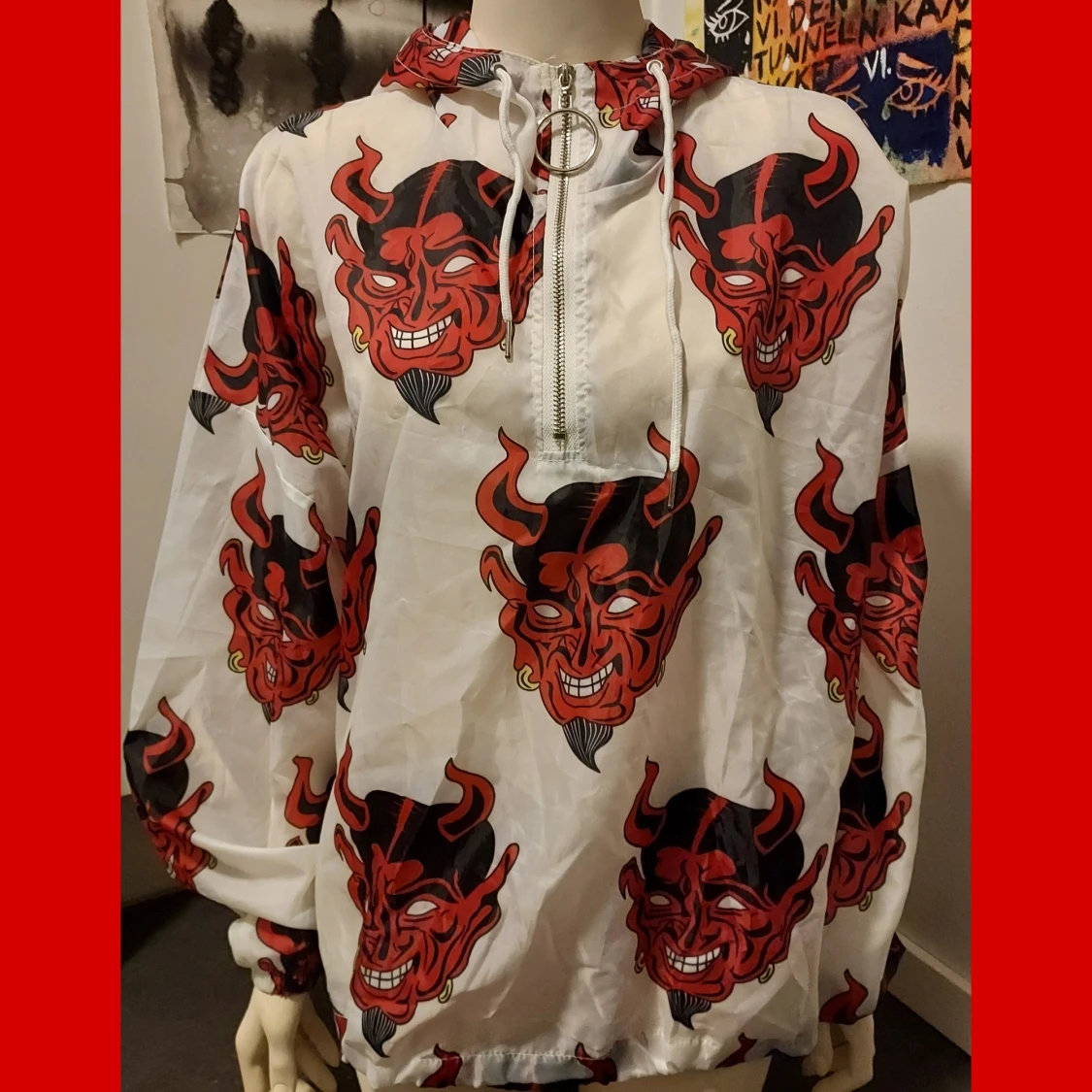 Tunn jacka med djävuls motiv  - 90