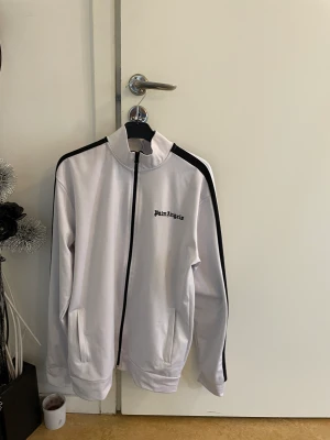 Palm angels dress - Säljer min Palm angels dress som jag fick i födelsedag present. 10/10 skick, har användt endast 1 gång ute. Säljer för att den är för lite. Storlek är L men passar M också. Priset kan diskuteras vid snabbt affär.