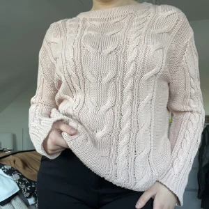 Stickad tröja - Beigerosa grovstickad/kabelstickad tröja från lager 157